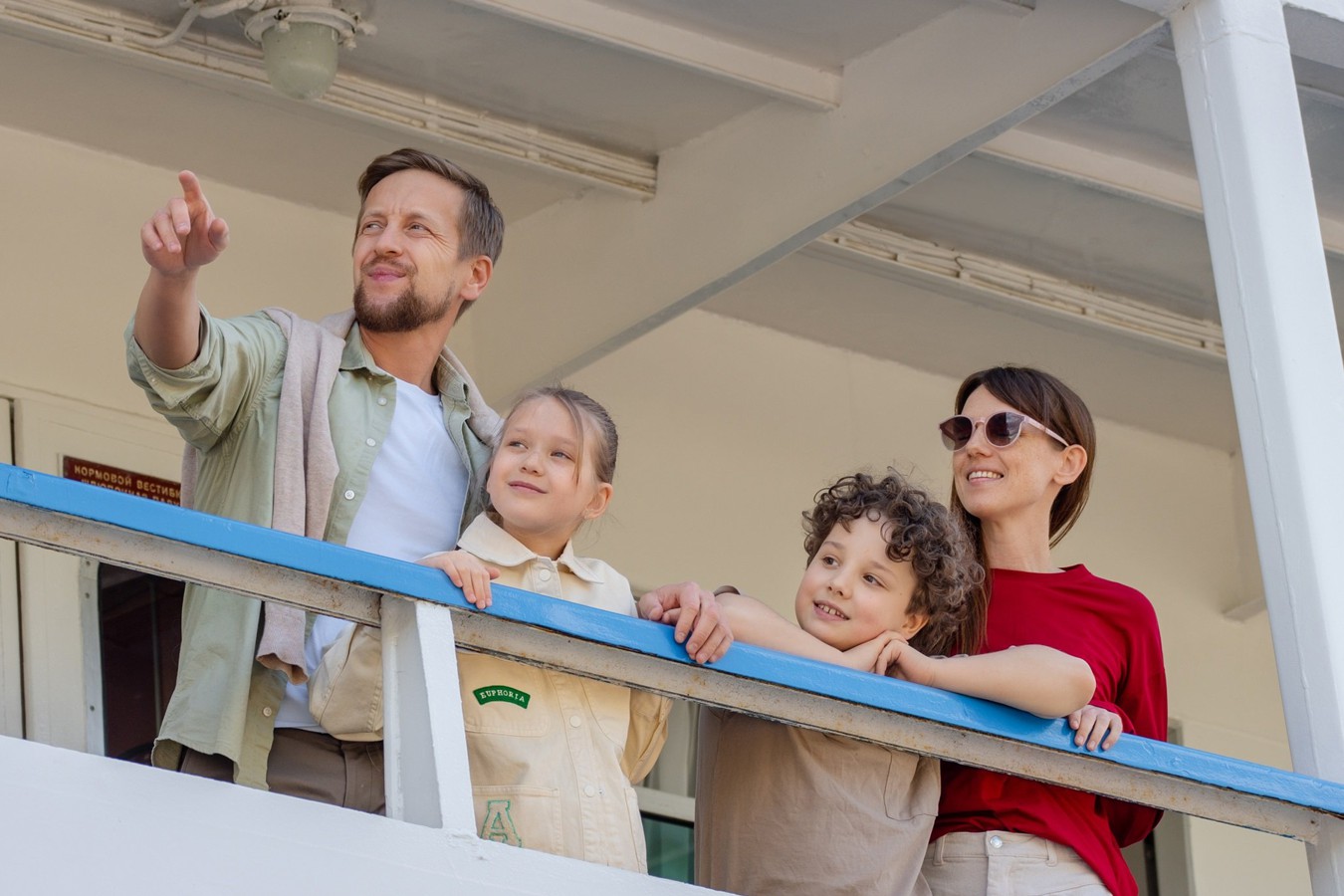 Акция «Четвертое место в подарок» – при заказе 4-местной каюты или двух 2-местных кают в круизе одно место для туриста в подарок (3 + 1 бесплатно).