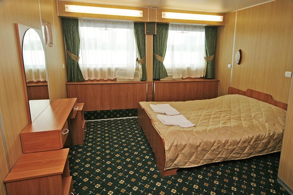 Спальная комната каюты «Люкс» теплохода «Александр Суворов»