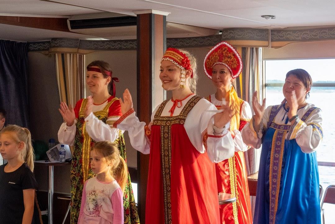 44. В народных костюмах
