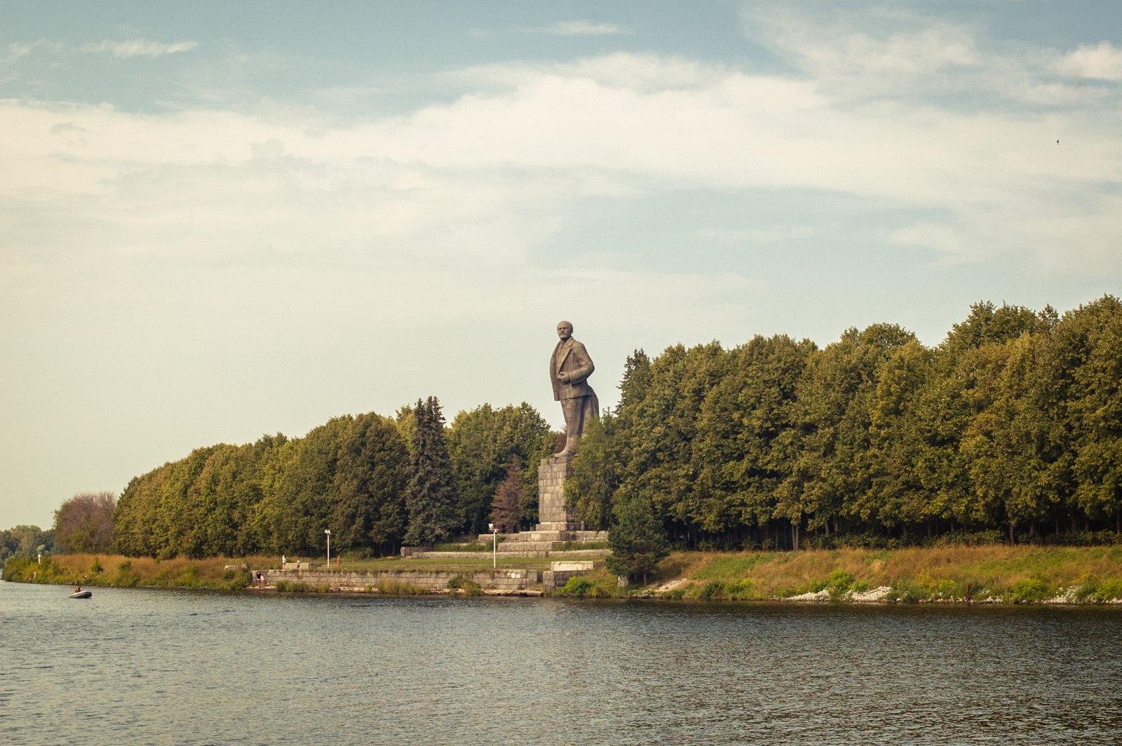 Дубна. Памятник Ленину