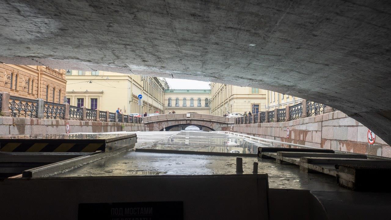 60. Под мостом